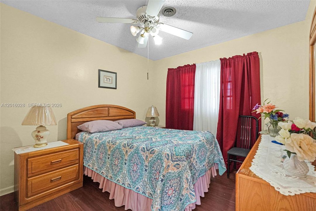 Activo con contrato: $575,000 (4 camas, 2 baños, 1574 Pies cuadrados)