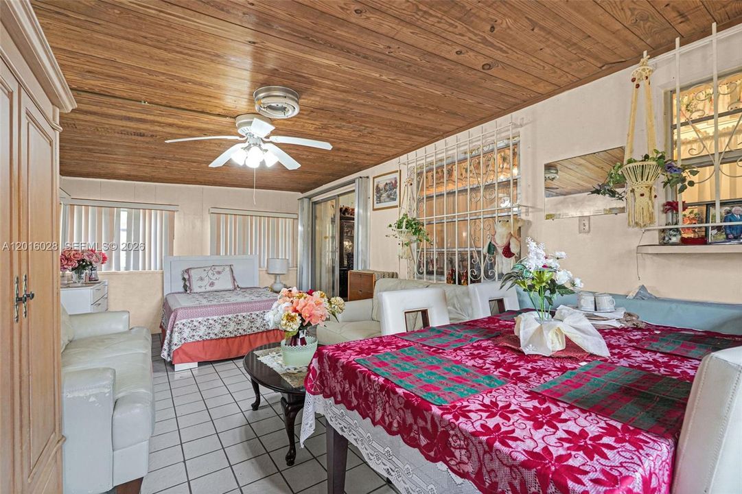 Activo con contrato: $575,000 (4 camas, 2 baños, 1574 Pies cuadrados)