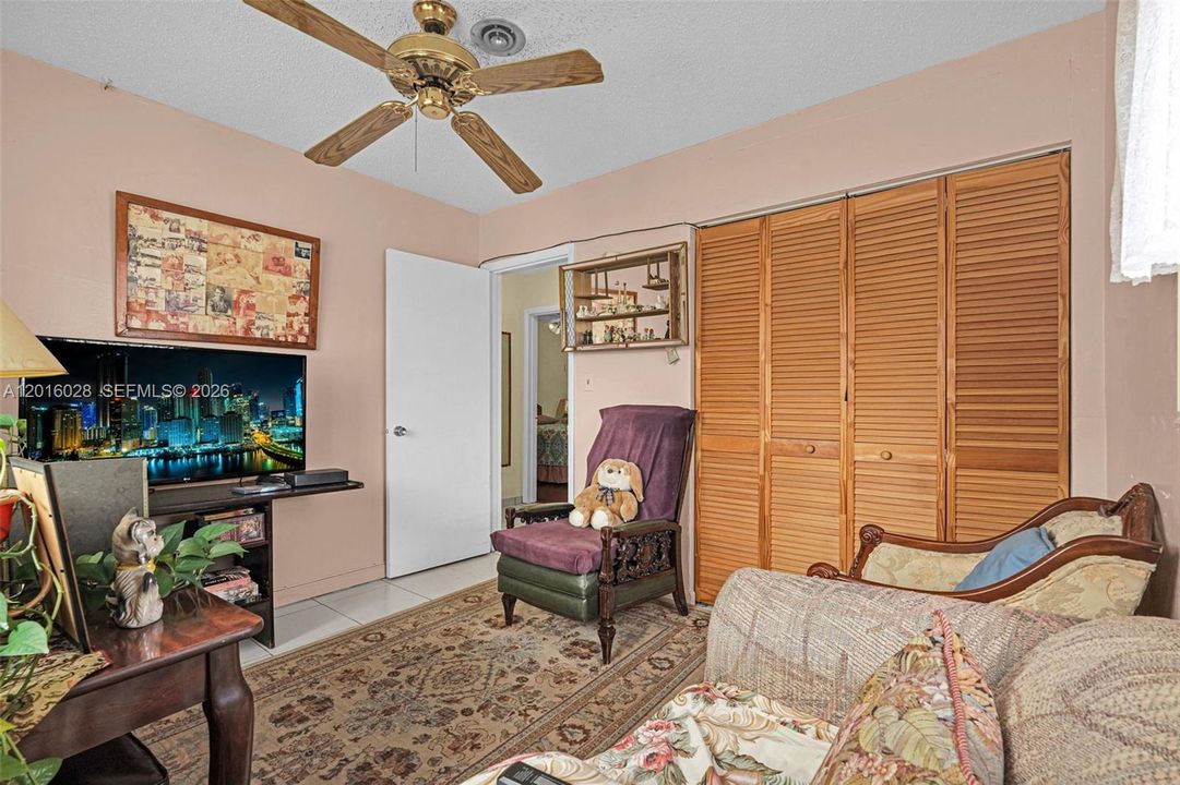 Activo con contrato: $575,000 (4 camas, 2 baños, 1574 Pies cuadrados)