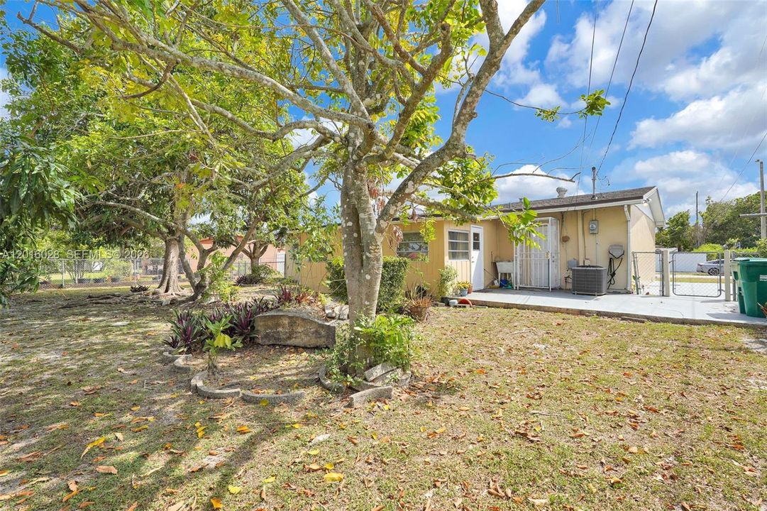 Activo con contrato: $575,000 (4 camas, 2 baños, 1574 Pies cuadrados)