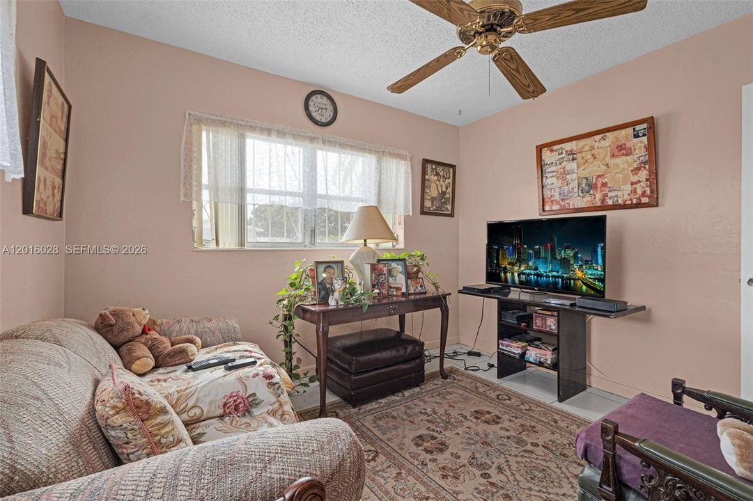 Activo con contrato: $575,000 (4 camas, 2 baños, 1574 Pies cuadrados)