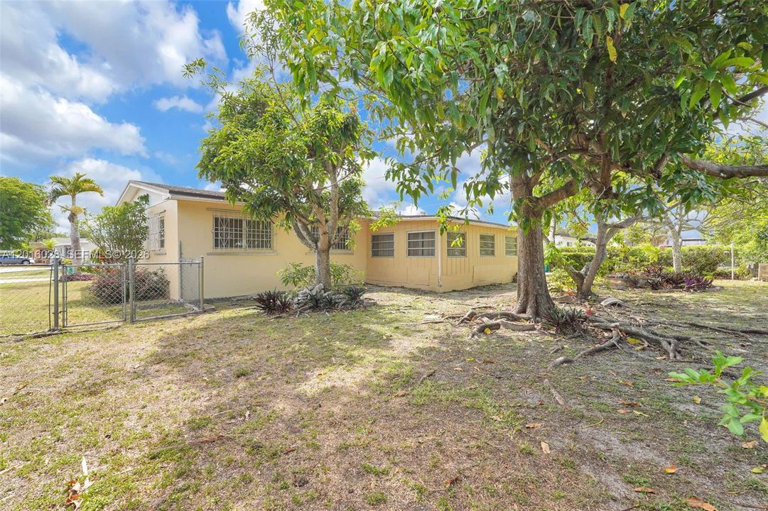 Activo con contrato: $575,000 (4 camas, 2 baños, 1574 Pies cuadrados)