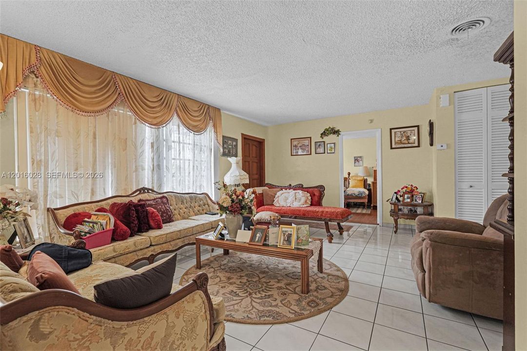 Activo con contrato: $575,000 (4 camas, 2 baños, 1574 Pies cuadrados)