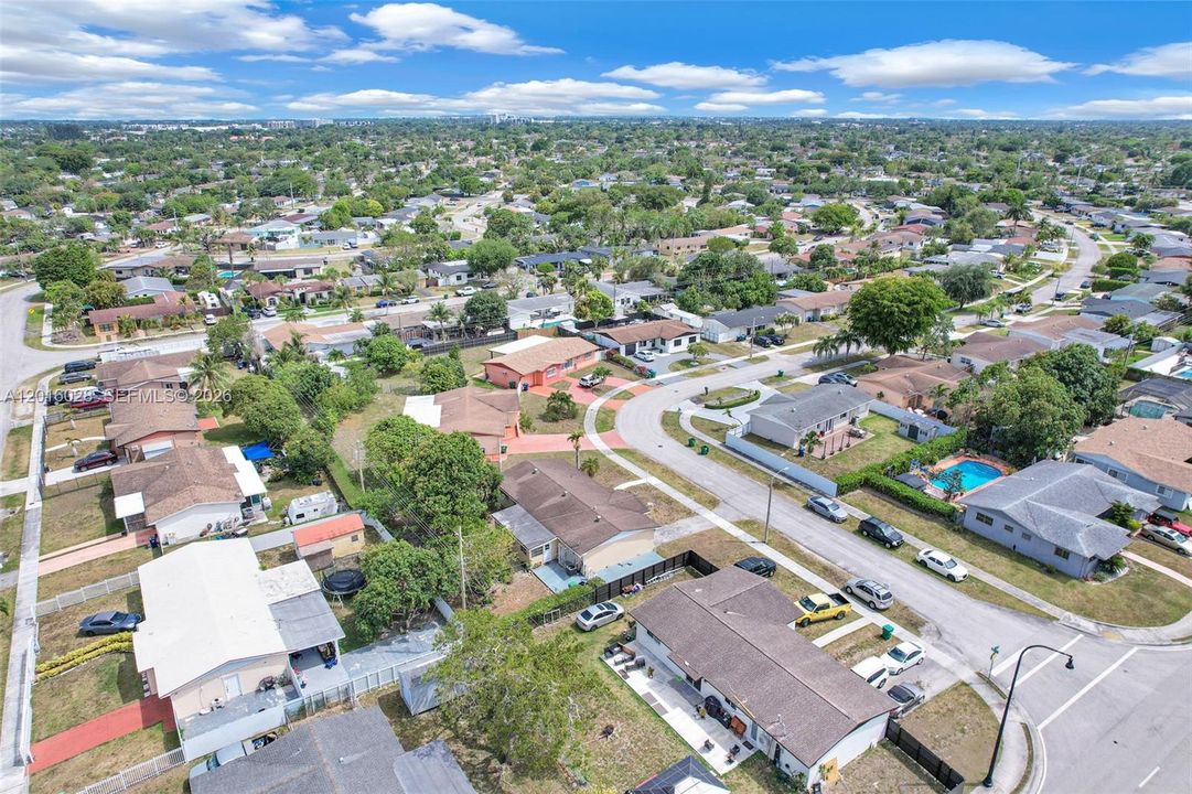 Activo con contrato: $575,000 (4 camas, 2 baños, 1574 Pies cuadrados)