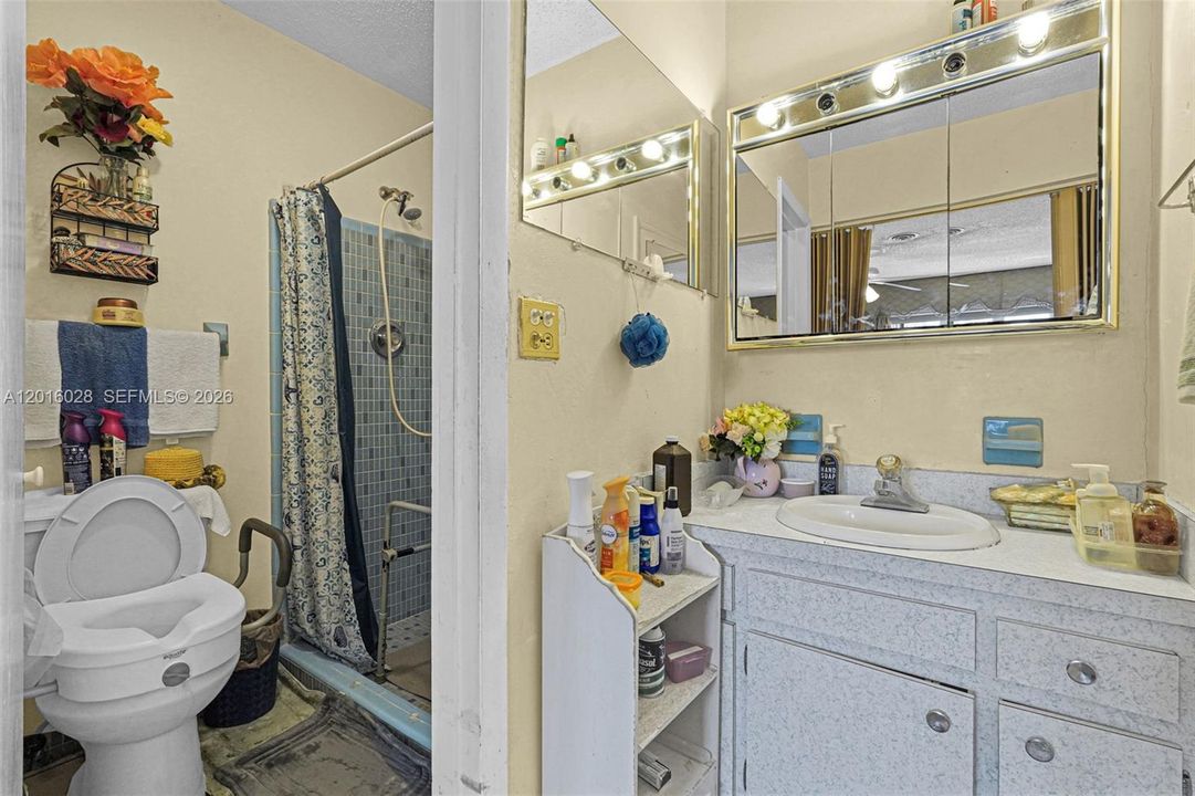 Activo con contrato: $575,000 (4 camas, 2 baños, 1574 Pies cuadrados)