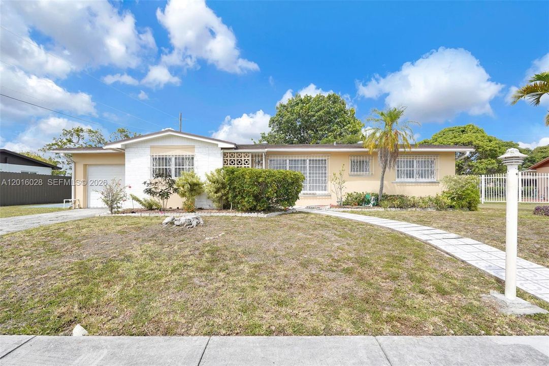 Activo con contrato: $575,000 (4 camas, 2 baños, 1574 Pies cuadrados)