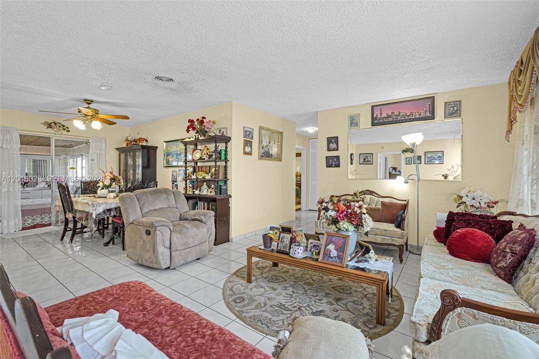 Activo con contrato: $575,000 (4 camas, 2 baños, 1574 Pies cuadrados)