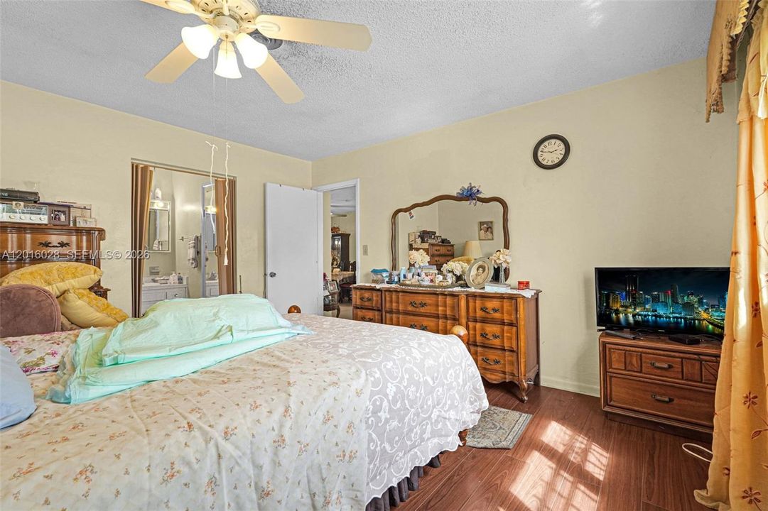 Activo con contrato: $575,000 (4 camas, 2 baños, 1574 Pies cuadrados)