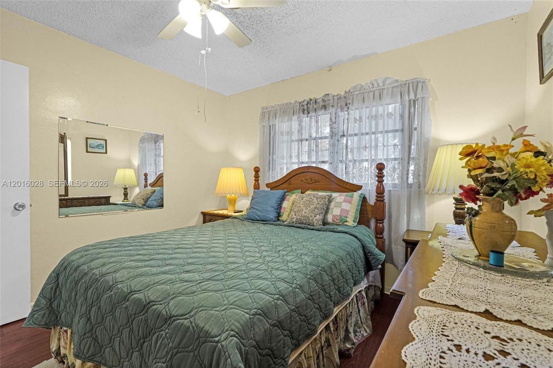 Activo con contrato: $575,000 (4 camas, 2 baños, 1574 Pies cuadrados)