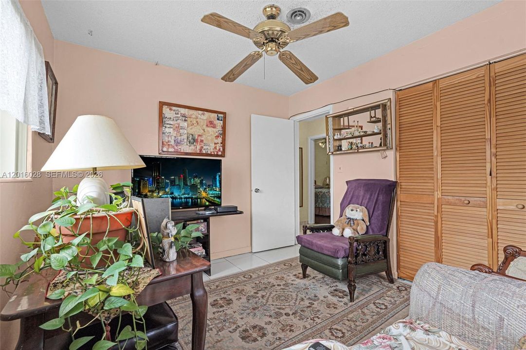 Activo con contrato: $575,000 (4 camas, 2 baños, 1574 Pies cuadrados)
