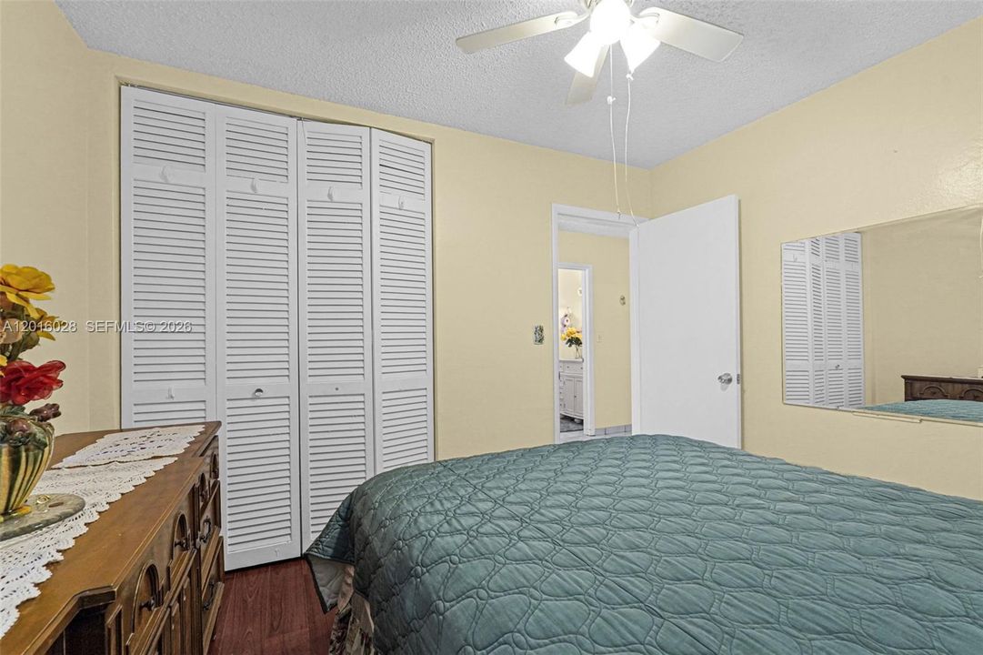 Activo con contrato: $575,000 (4 camas, 2 baños, 1574 Pies cuadrados)