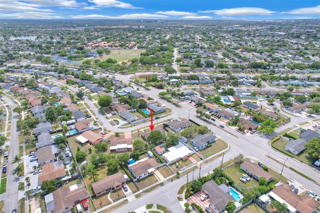 Activo con contrato: $575,000 (4 camas, 2 baños, 1574 Pies cuadrados)