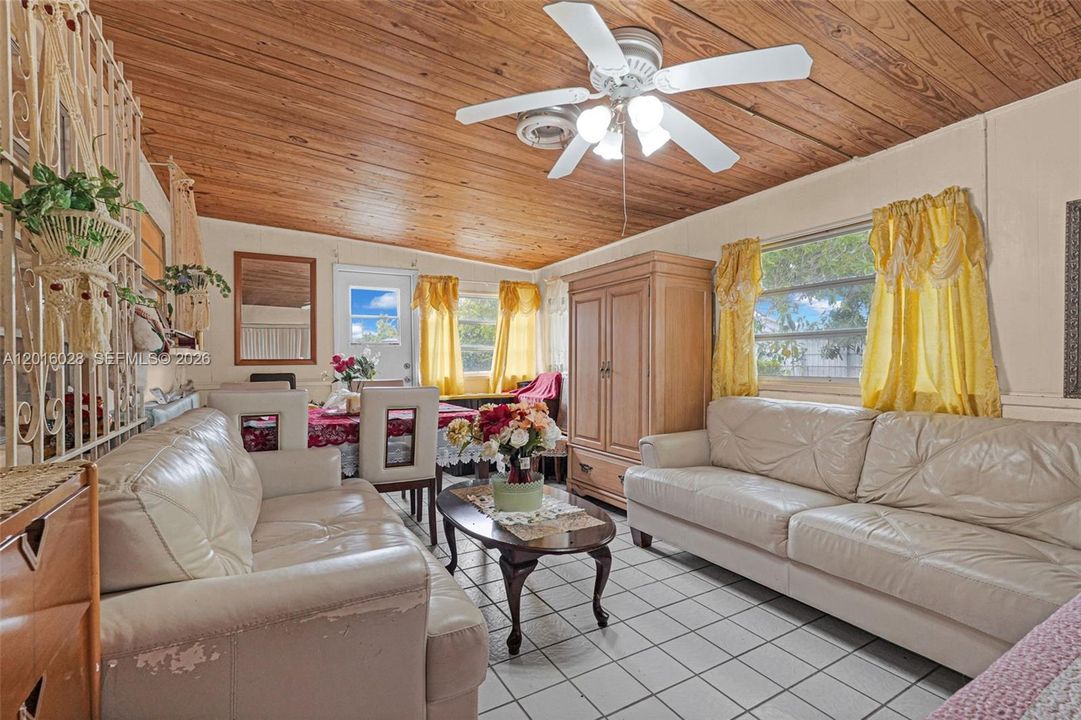 Activo con contrato: $575,000 (4 camas, 2 baños, 1574 Pies cuadrados)