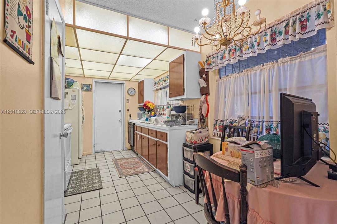 Activo con contrato: $575,000 (4 camas, 2 baños, 1574 Pies cuadrados)