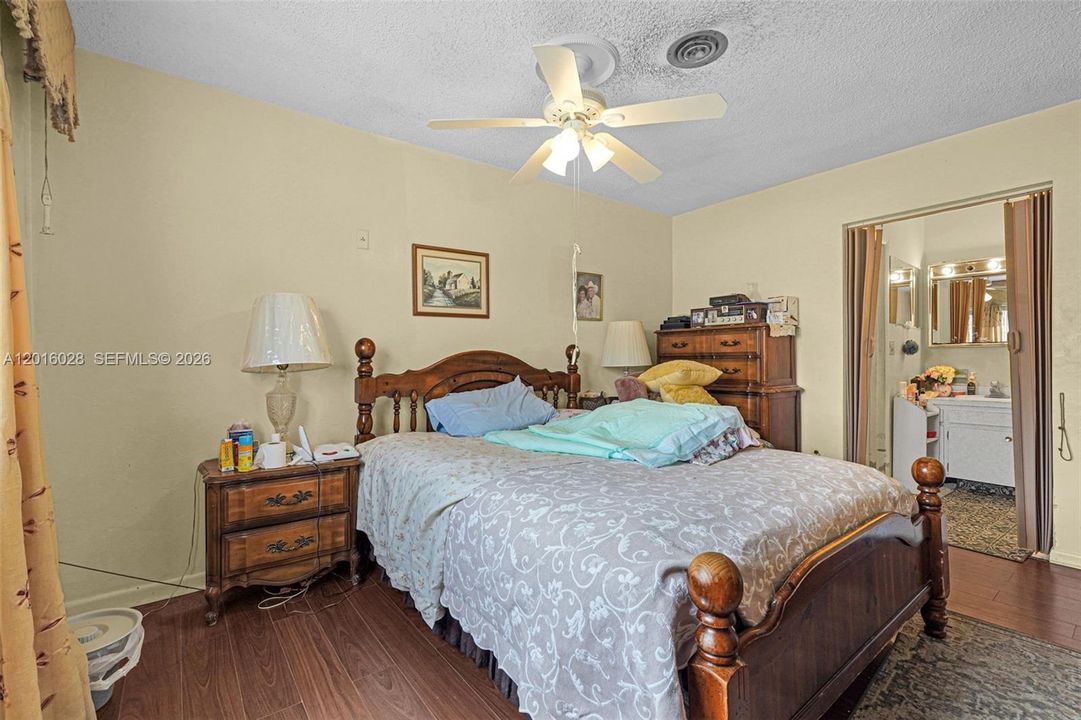 Activo con contrato: $575,000 (4 camas, 2 baños, 1574 Pies cuadrados)