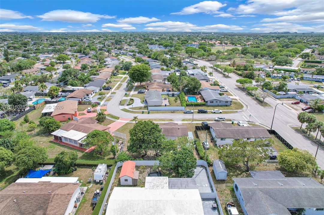 Activo con contrato: $575,000 (4 camas, 2 baños, 1574 Pies cuadrados)