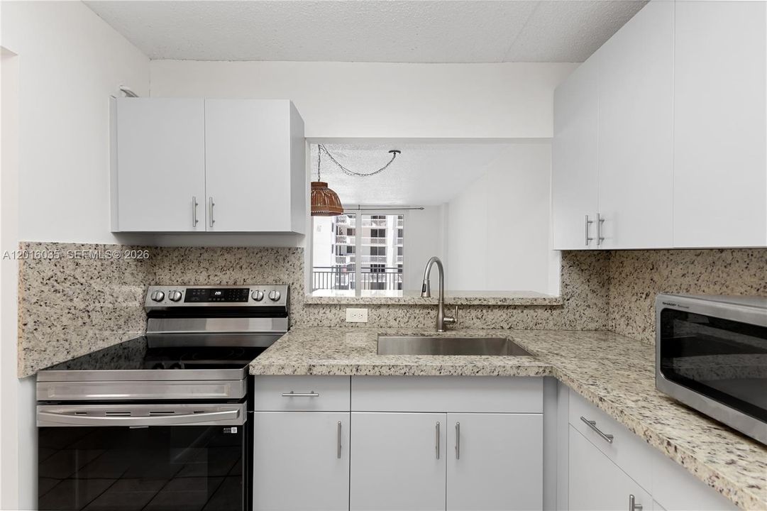 For Sale: $475,000 (1 beds, 1 baths, 654 Square Feet)