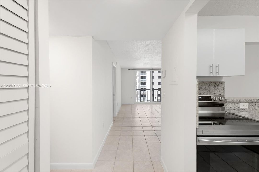 For Sale: $475,000 (1 beds, 1 baths, 654 Square Feet)