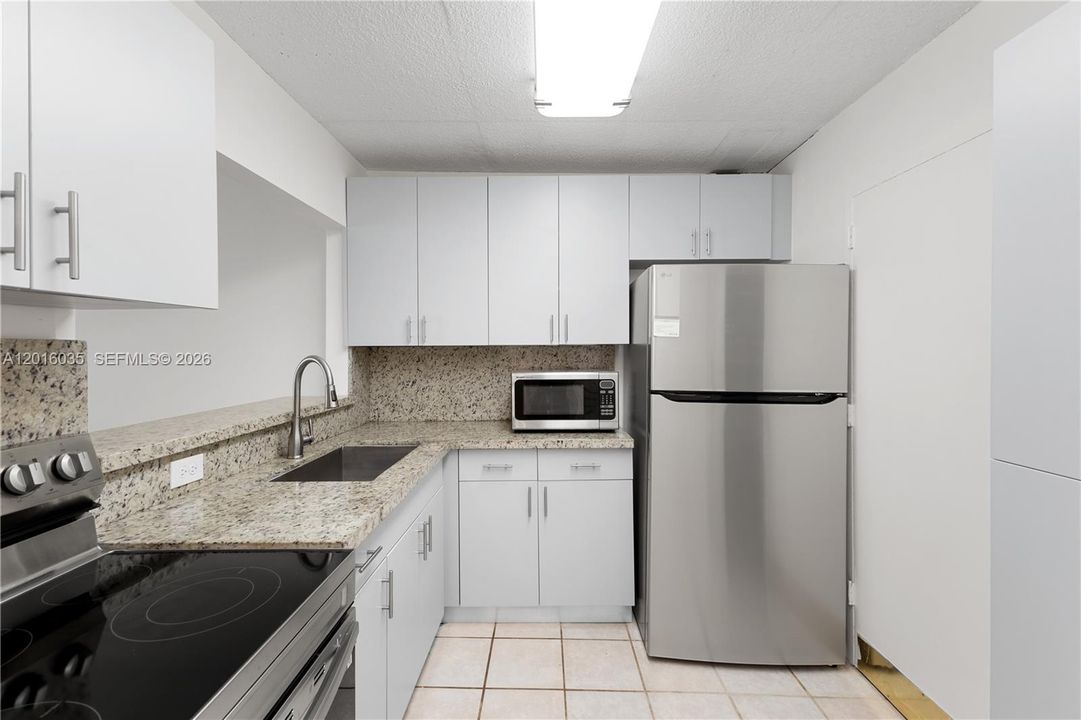 For Sale: $475,000 (1 beds, 1 baths, 654 Square Feet)