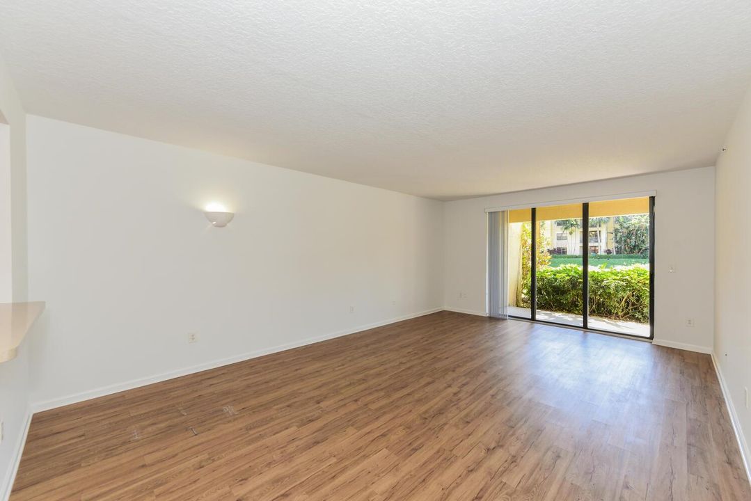 800 Uno Lago Dr Apt 104 Juno-large-011-0