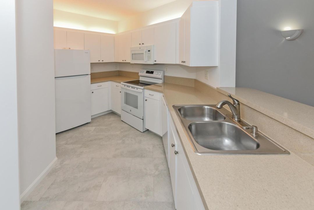 800 Uno Lago Dr Apt 104 Juno-large-007-0