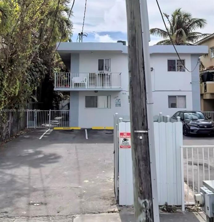 Active With Contract: $2,800 (3 beds, 2 baths, 1000 Square Feet)