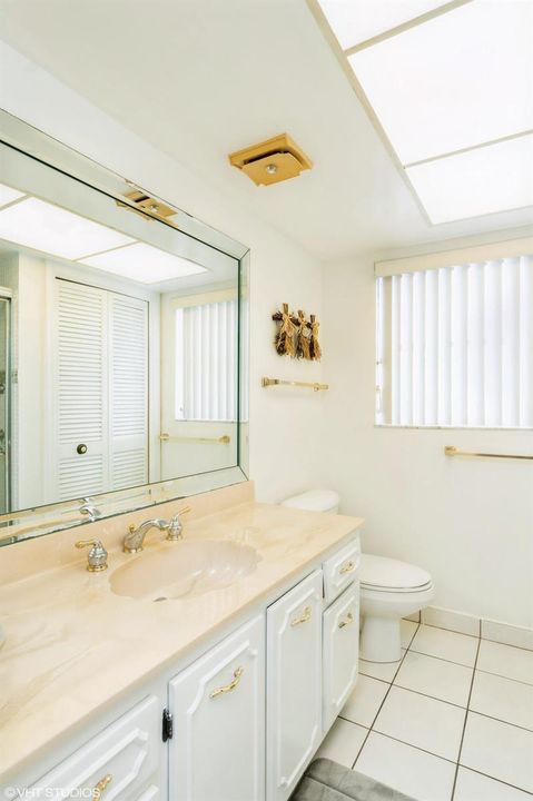 17_250JohnFKennedyDrive408_8_Bathroom_Hi
