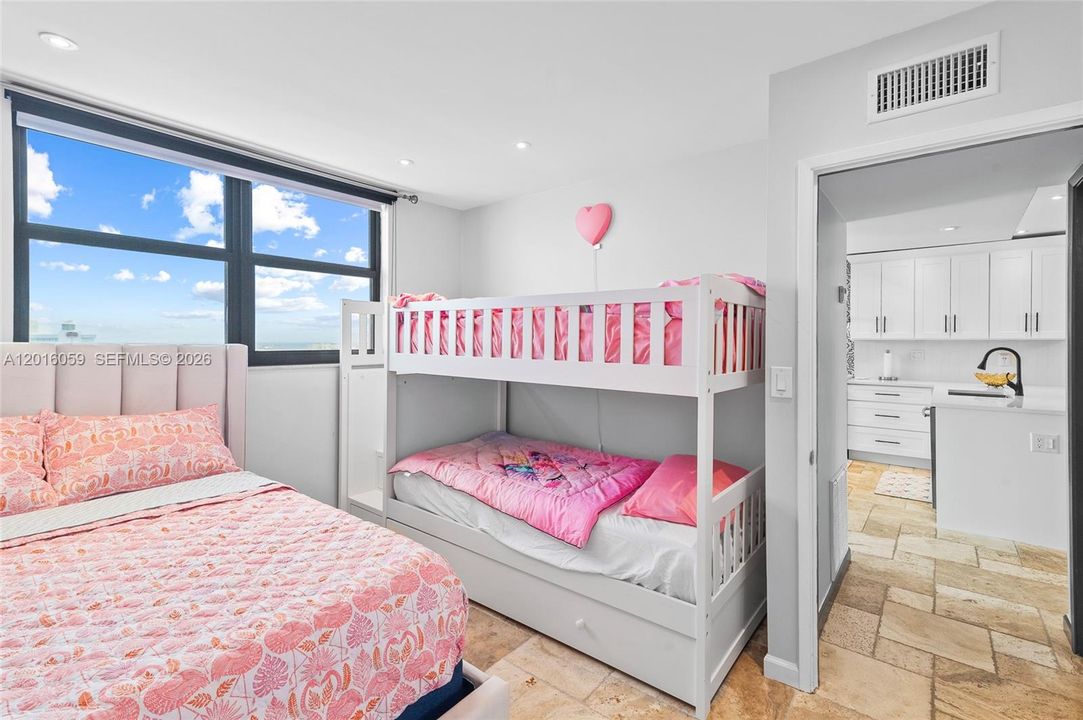 В аренду: $4,200 (2 спален, 2 ванн, 1002 Квадратных фут)