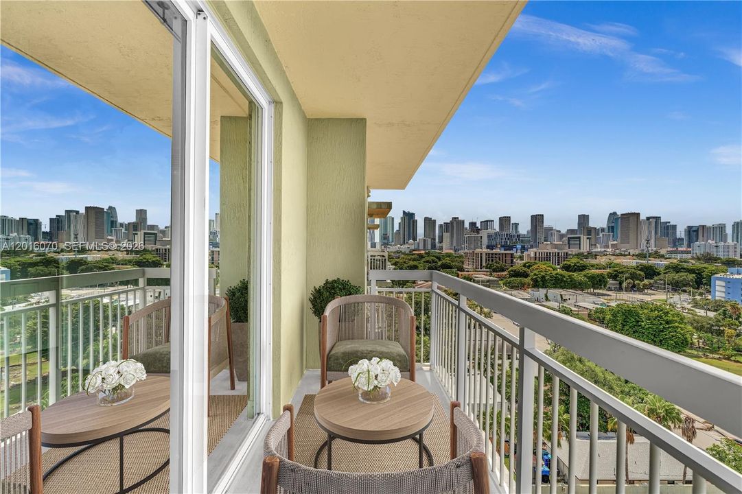 For Sale: $350,000 (2 beds, 2 baths, 891 Square Feet)