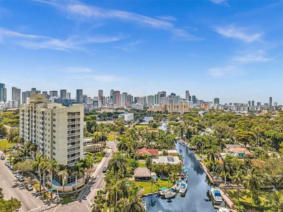For Sale: $350,000 (2 beds, 2 baths, 891 Square Feet)