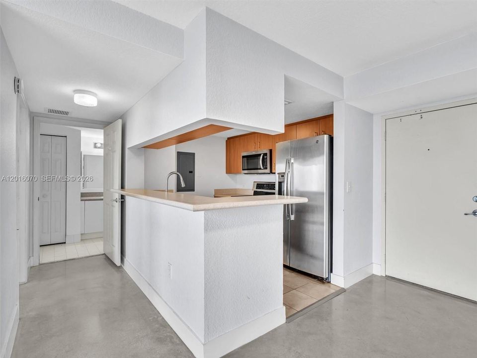 For Sale: $350,000 (2 beds, 2 baths, 891 Square Feet)