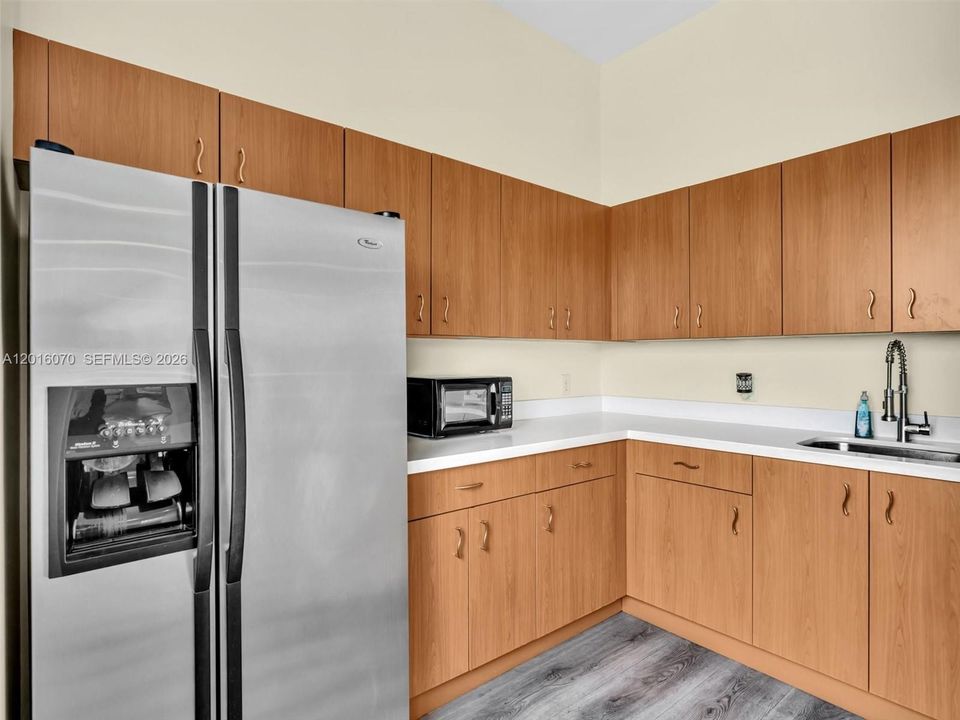 For Sale: $350,000 (2 beds, 2 baths, 891 Square Feet)