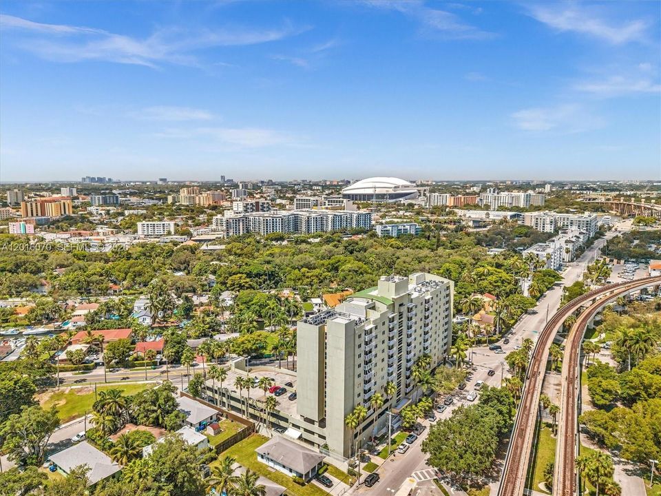For Sale: $350,000 (2 beds, 2 baths, 891 Square Feet)