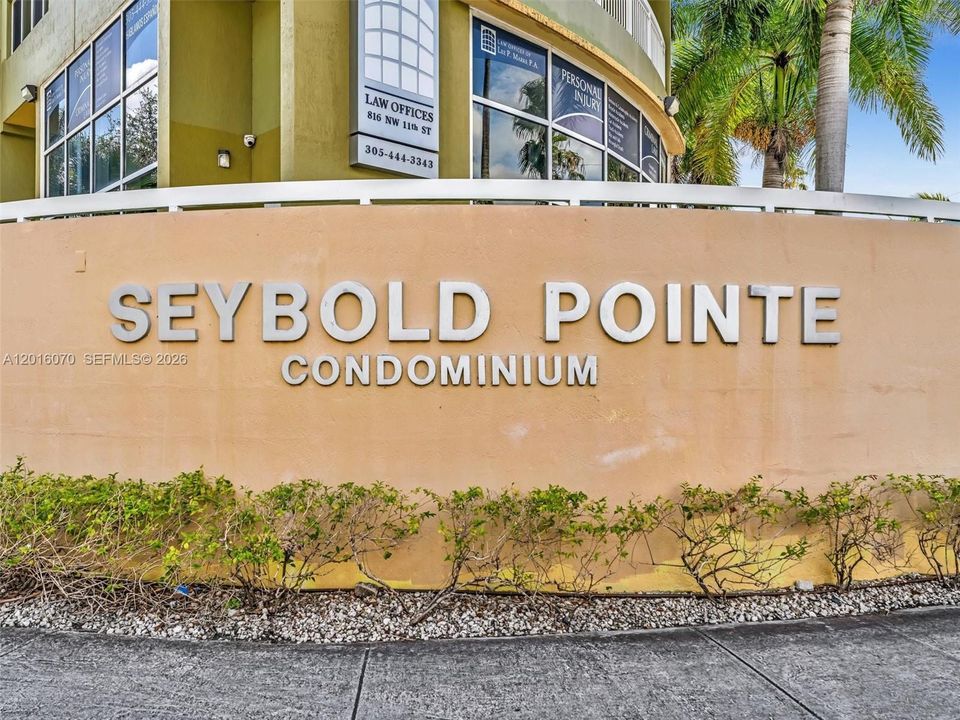 For Sale: $350,000 (2 beds, 2 baths, 891 Square Feet)