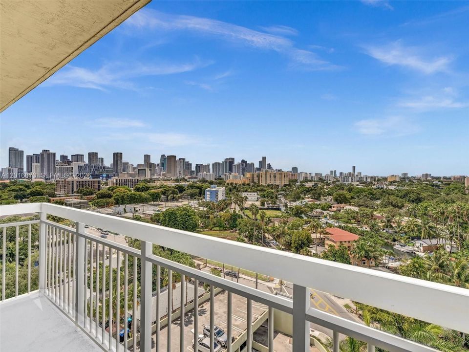 For Sale: $350,000 (2 beds, 2 baths, 891 Square Feet)