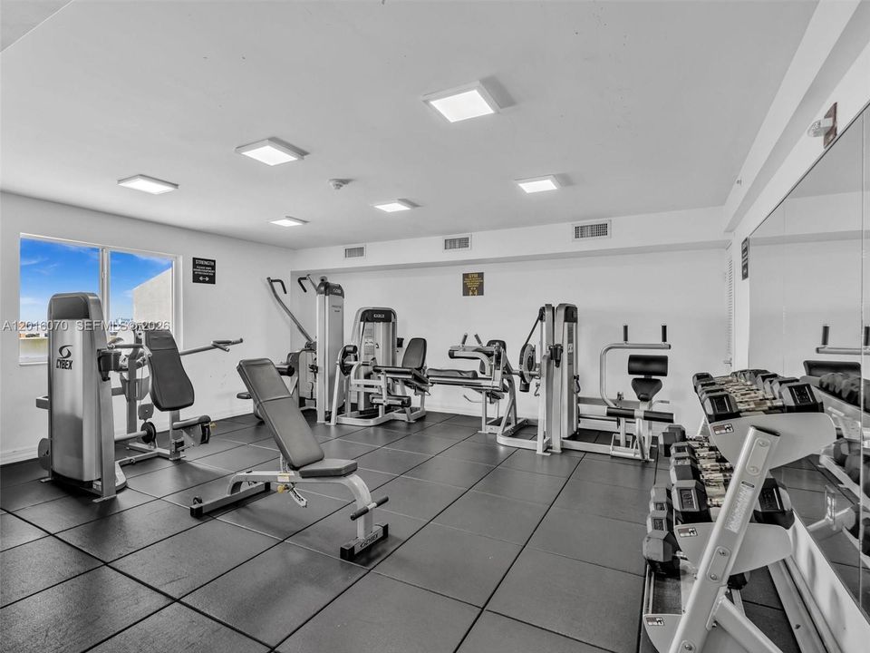 For Sale: $350,000 (2 beds, 2 baths, 891 Square Feet)