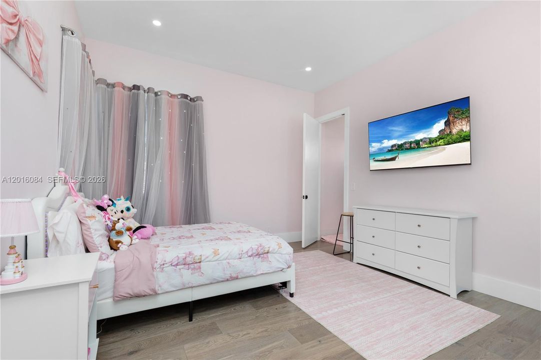 For Rent: $8,750 (5 beds, 4 baths, 3762 Square Feet)