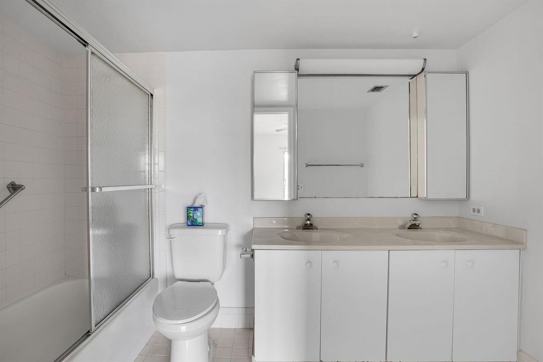 MAIN BEDROOM TUB/SHOWER