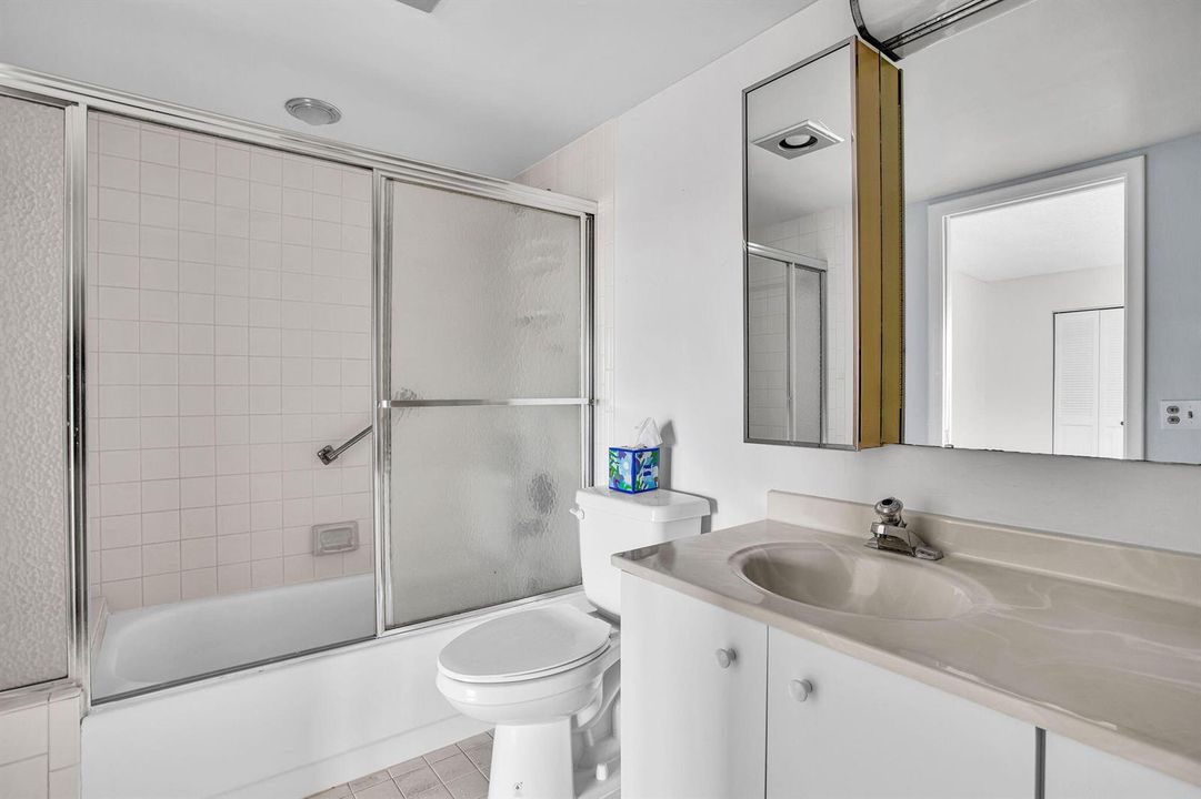 MAIN BEDROOM TUB/SHOWER