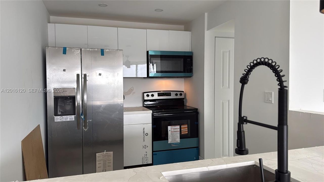 For Sale: $450,000 (2 beds, 2 baths, 1014 Square Feet)