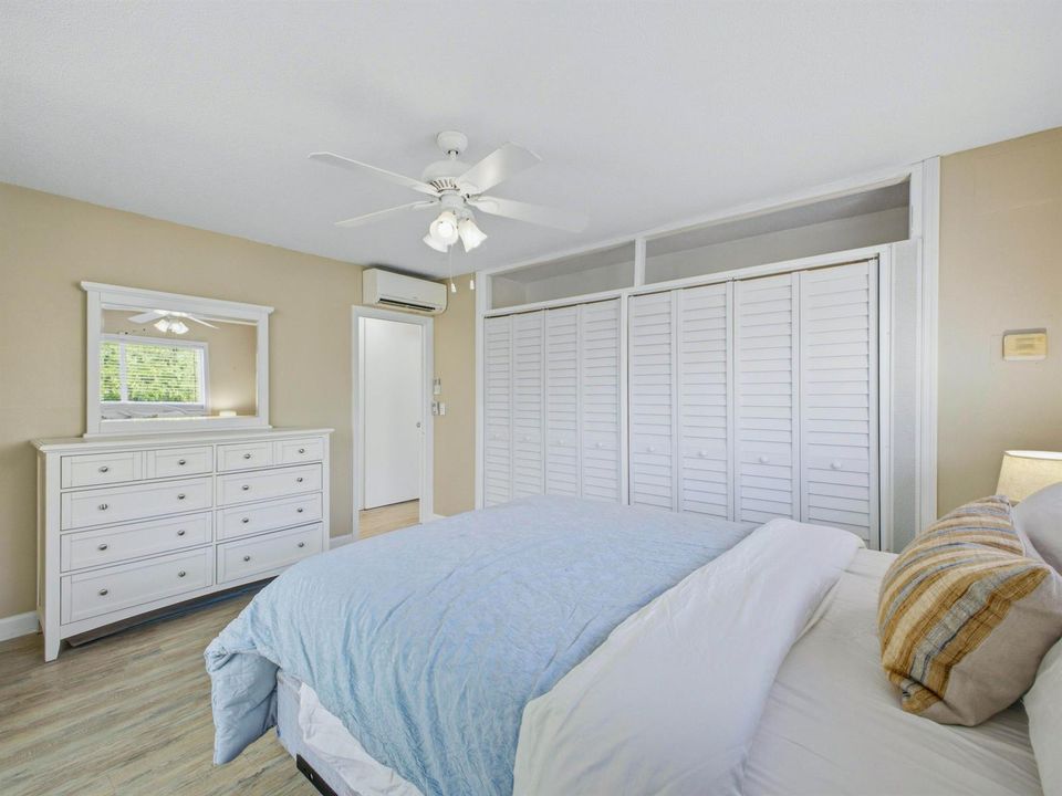 Bedroom w/ Queen Bed