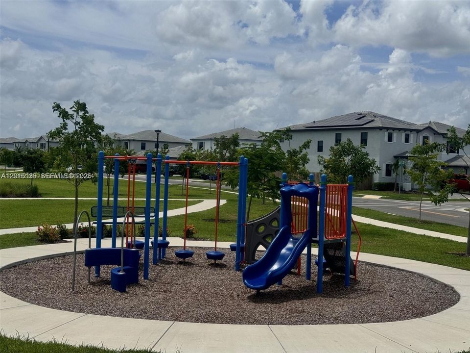 Active With Contract: $2,800 (4 beds, 2 baths, 1827 Square Feet)