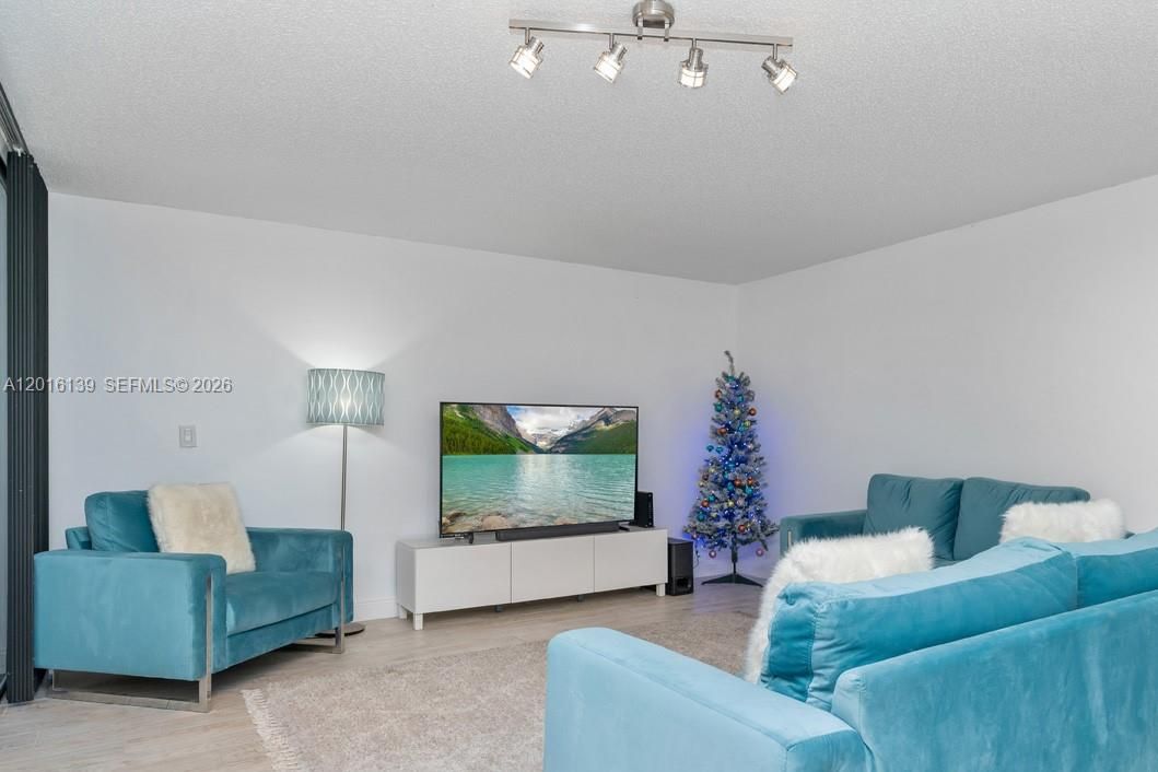 For Rent: $2,500 (2 beds, 2 baths, 1272 Square Feet)