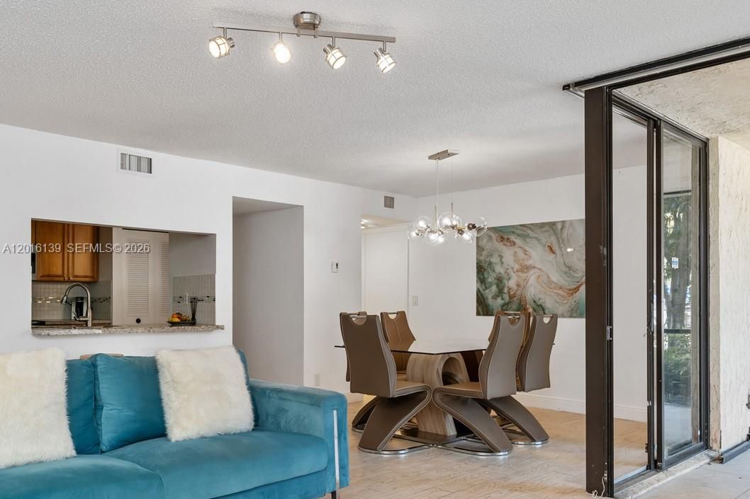 For Rent: $2,500 (2 beds, 2 baths, 1272 Square Feet)