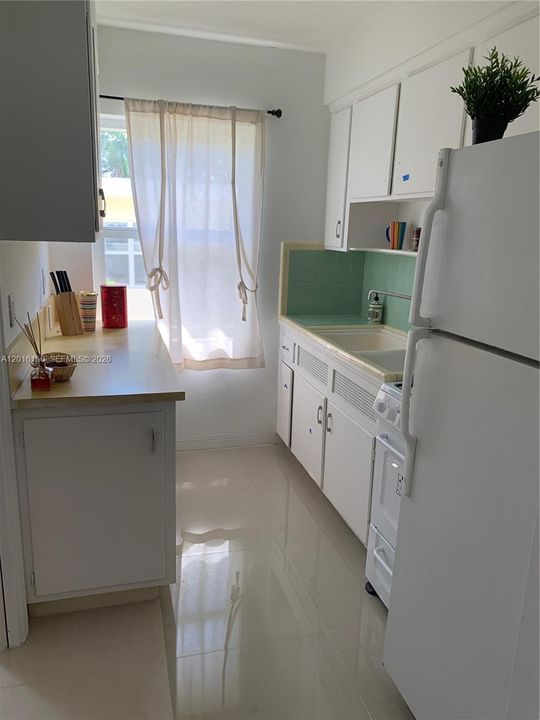На продажу: $265,000 (2 спален, 1 ванн, 815 Квадратных фут)