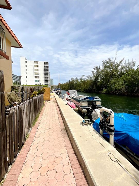 For Sale: $240,000 (2 beds, 1 baths, 789 Square Feet)