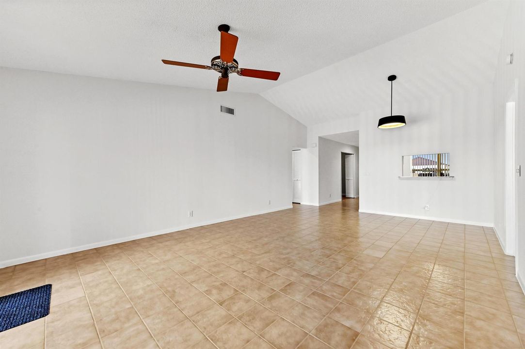 11 Living Room 05