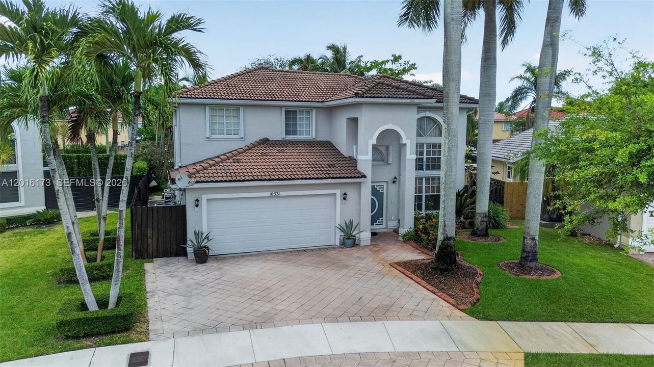 For Sale: $750,000 (5 beds, 3 baths, 2532 Square Feet)