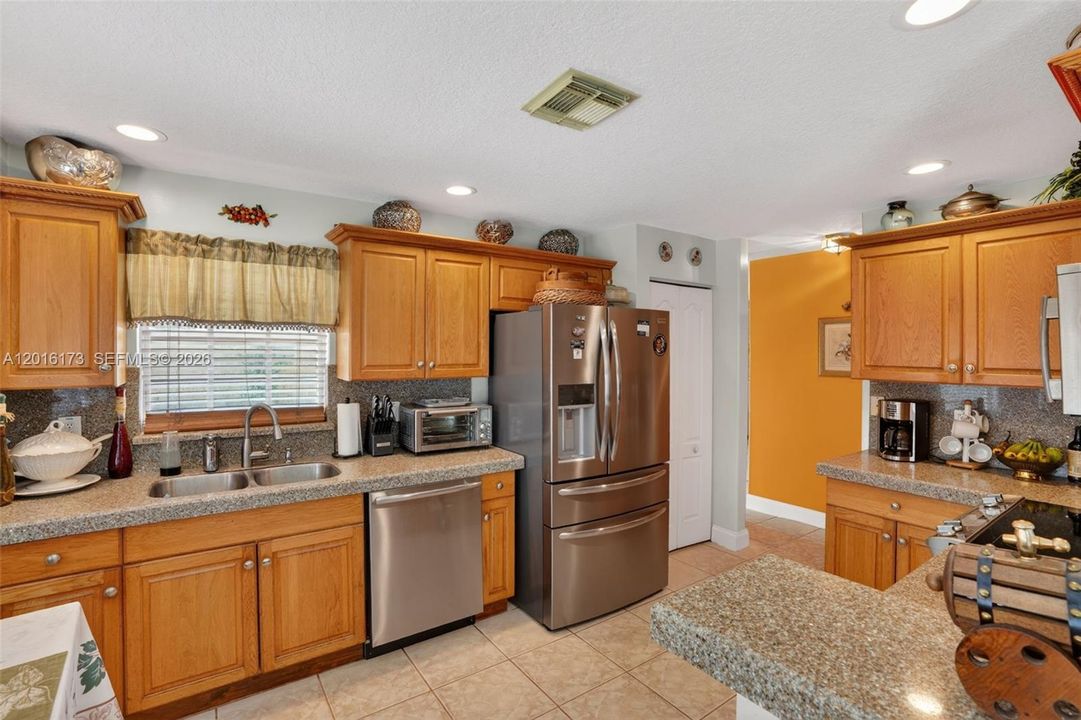 For Sale: $750,000 (5 beds, 3 baths, 2532 Square Feet)