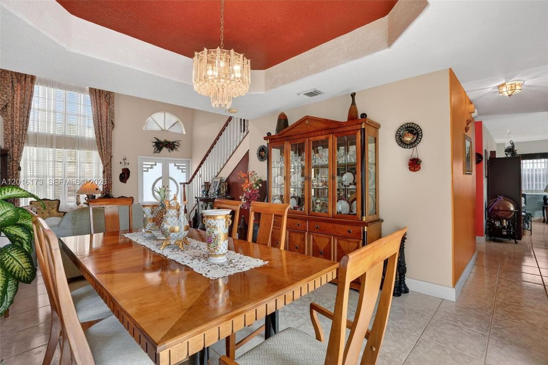 For Sale: $750,000 (5 beds, 3 baths, 2532 Square Feet)